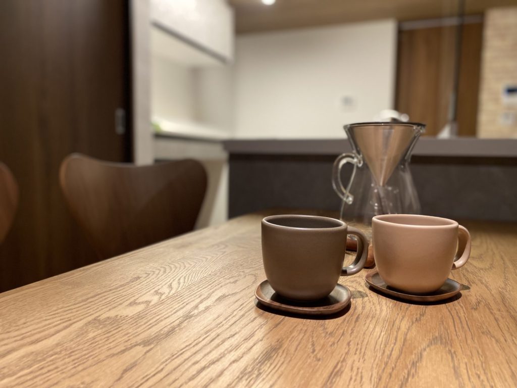 連続した窓から光がたっぷり入る平屋